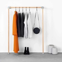 Elbise Giysi Askısı Ahşap ve Metalden Kombine Olarak Üretilmiştir